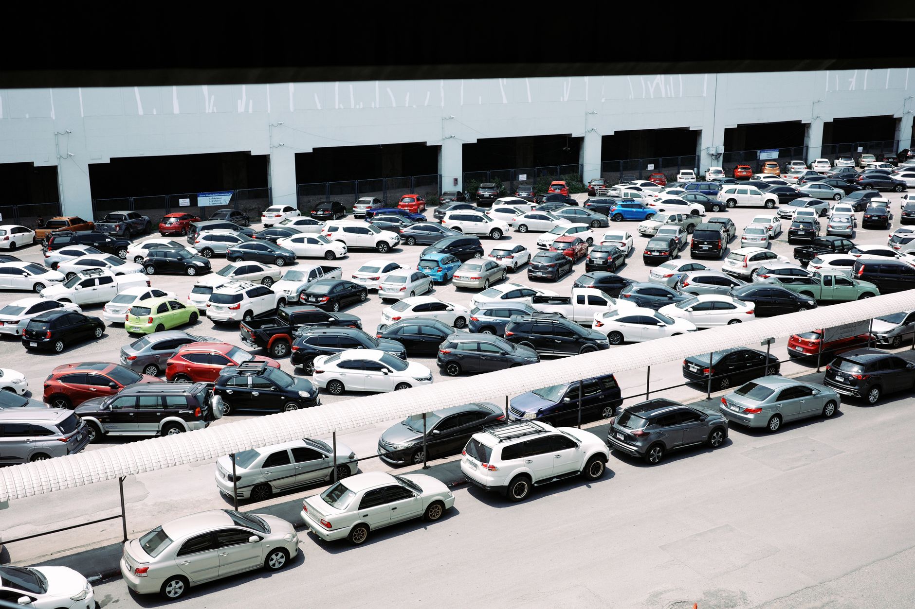Pátio com dezenas de carros estacionados